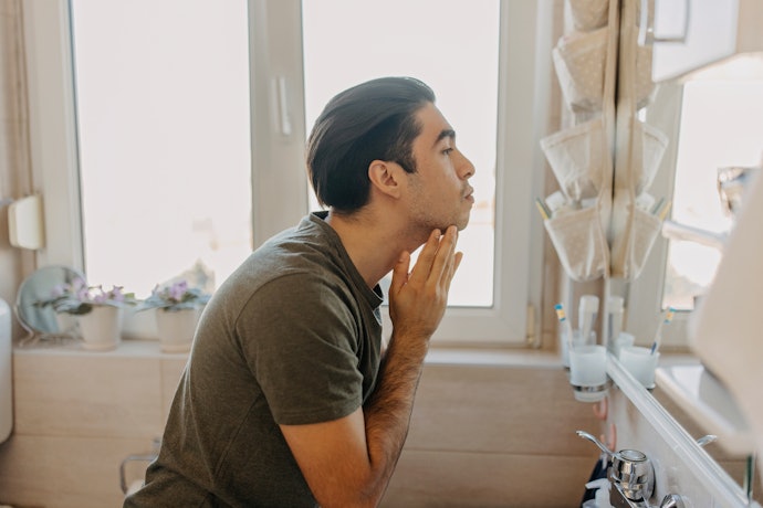 Namun, apabila kulit Anda termasuk yang sensitif, gunakan face scrub jenis sintetis yang butirannya lebih halus