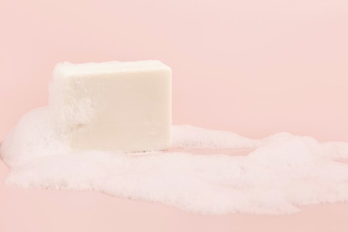 Untuk kulit sensitif hindari bahan tambahan seperti pewangi sintetis, alkohol denat, atau pewarna
