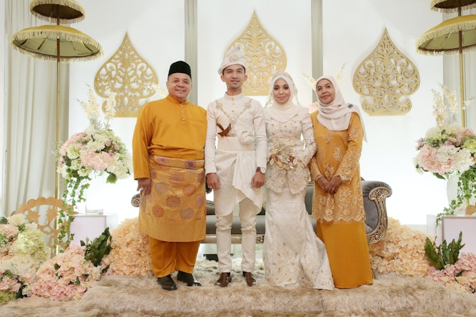 Untuk wanita berhijab yang ingin tampil sopan dan syar'i, gunakanlah kebaya putih panjang berpotongan A-line dan sudah dilengkapi furing
