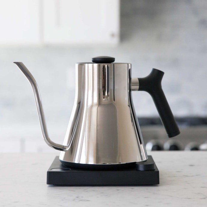 Untuk Anda yang mau menyeduh kopi dengan teknik pour over, pilih teko kopi leher angsa dengan bahan stainless