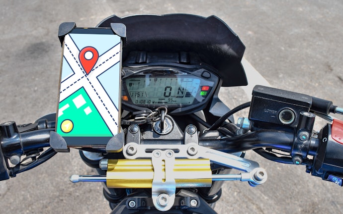 Gunakanlah holder HP dengan mount di setang untuk motor besar dan motor sport