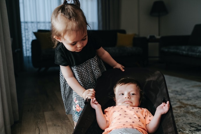 Supaya mudah dipindahkan, cari baby bouncer yang beratnya 3,5 kg untuk elektrik dan 2 kg untuk manual