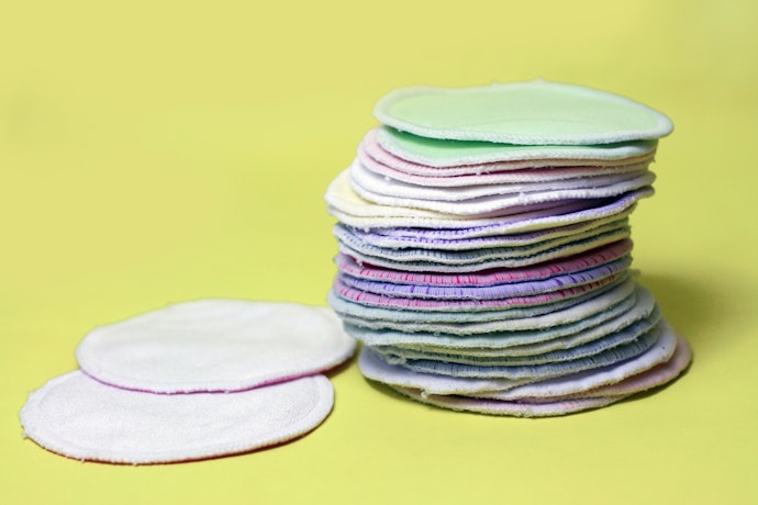 Utamakan washable breast pad dari bahan kain yang lembut dan tidak mudah berubah bentuk setelah dicuci