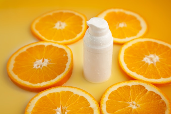 Apabila Anda punya masalah kulit kusam, cek tambahan licorice, vitamin C, atau niacinamide untuk bantu mencerahkan kulit