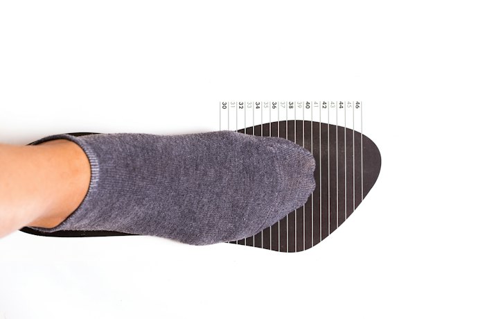 Pilih ukuran 0,5 cm lebih panjang dari telapak kaki dan bentuk sepatu yang tepat