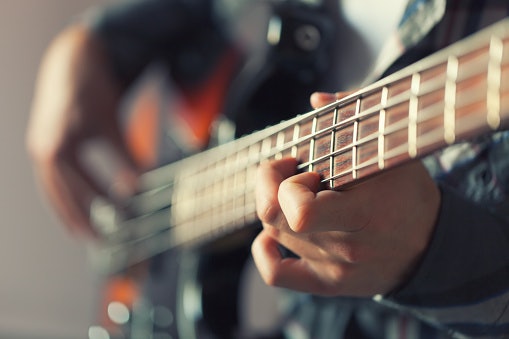 Perhatikan jumlah senar bass yang cocok untuk pemula