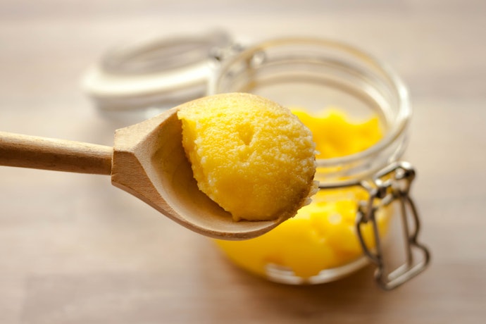Pilih garlic ghee yang memiliki smoke point lebih tinggi untuk memasak
