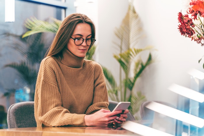 Pertimbangkan sweater rajut wanita panjang, turtleneck, atau sweater jumbo untuk wanita muslimah