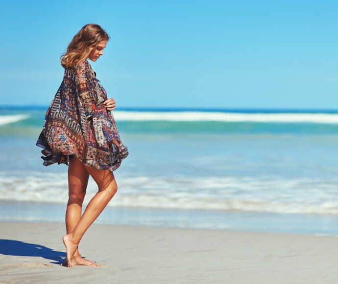 Ingin baju pantai yang nyaman dan modelnya bisa di-styling sesuka hati? Pilih pareo atau kain pantai