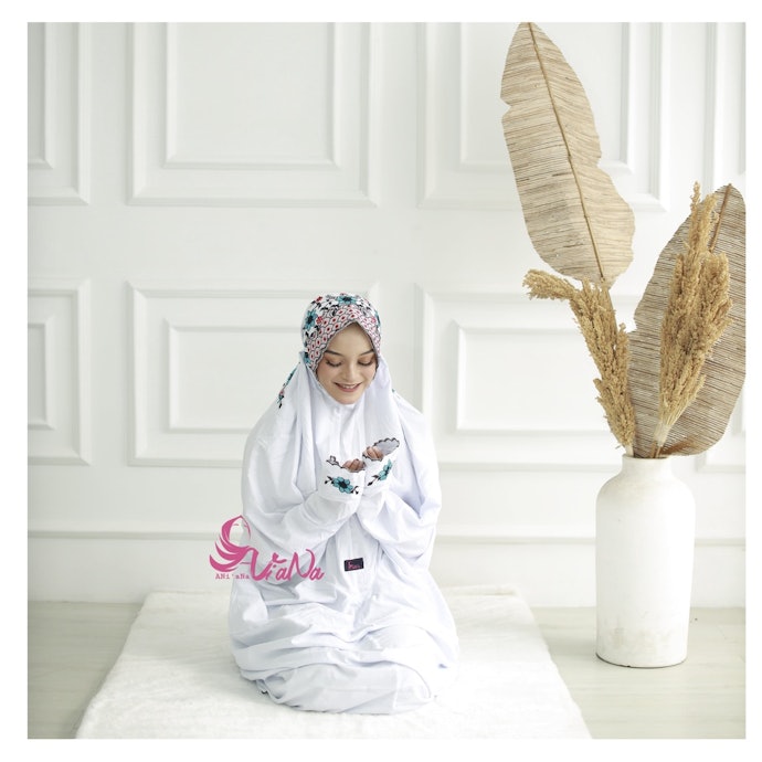 Untuk tampil cantik di hari besar, cari mukena dengan bordir