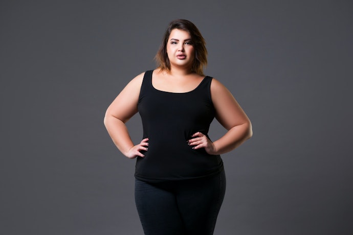 Untuk wanita gemuk, cari size jumbo yang pas, model A-line, atau jeans warna hitam selutut