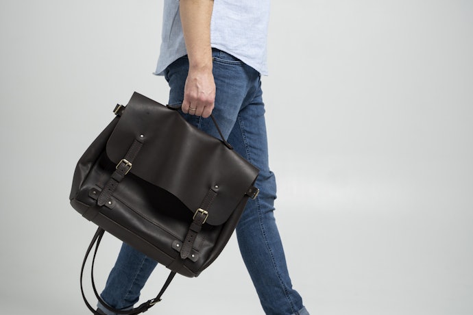 Agar multifungsi, pertimbangkan tas selempang 'two-in-one bag'