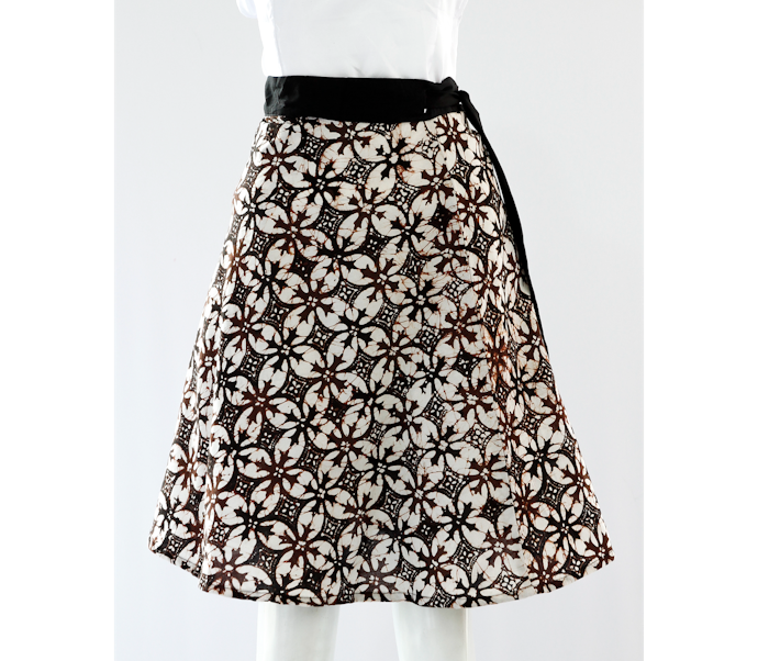 Pilihlah model rok batik pendek dan midi untuk menonjolkan keindahan kaki Anda