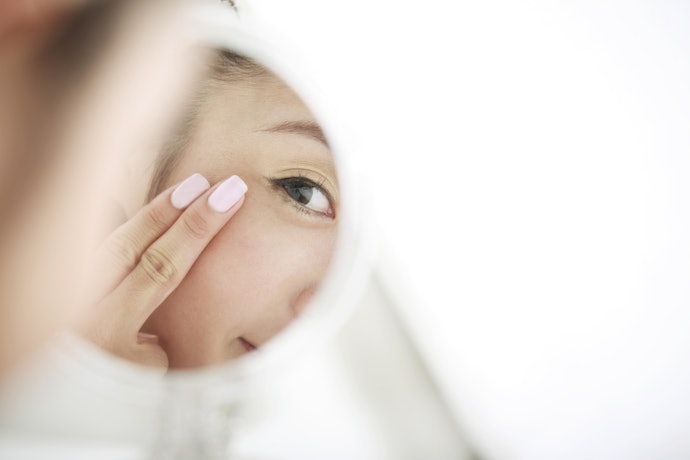 Bila kantung mata disertai garis halus atau kerutan, cari eye gel yang dilengkapi peptide atau hyaluronic acid