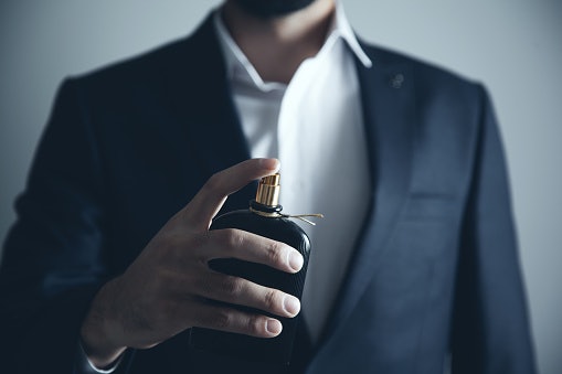 Kenakan parfum aroma buah dan kayu-kayuan untuk menonjolkan kesan maskulin
