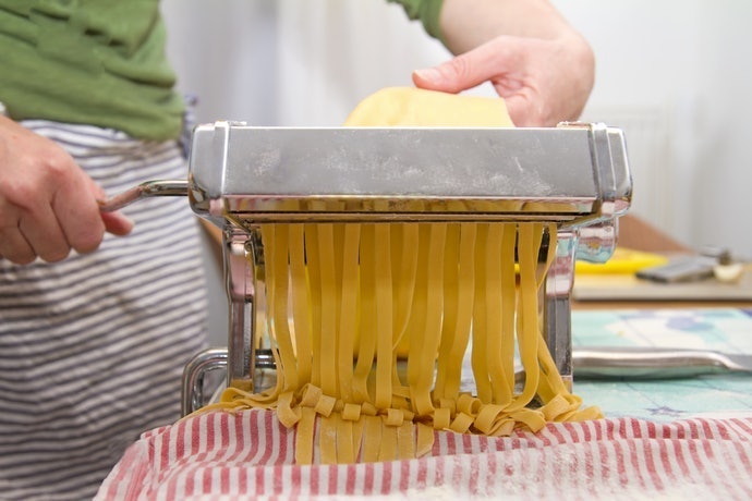 Pilih pasta maker manual jika Anda mau membuat mi atau camilan untuk keluarga di rumah