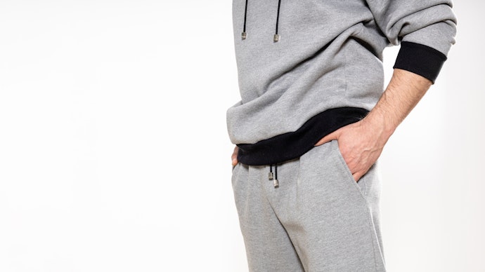 Pertimbangkan model celana jogger cargo yang fungsional dengan banyak kantong