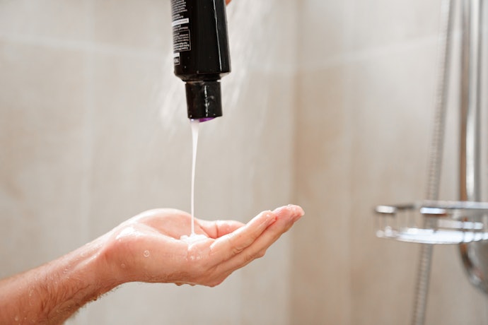 Untuk kulit kepala sensitif yang berminyak dan berketombe, Anda bisa memilih shampoo antiketombe