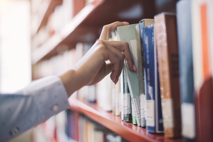 Jika butuh kapasitas yang besar, gunakan rak perpustakaan