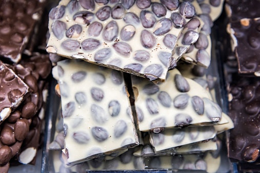 Pertimbangkan coklat putih yang ditambah kacang atau buah-buahan jika Anda suka varian rasa yang berbeda