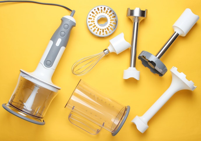 Untuk Anda yang ingin mengolah bumbu, pilih hand blender dengan tambahan chopper; untuk membuat whipped cream dan mengocok telur, pilih yang dilengkapi dengan wisk