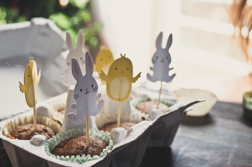 Untuk ulang tahun anak, cari hiasan kue warna-warni dengan gambar karakter kesukaannya