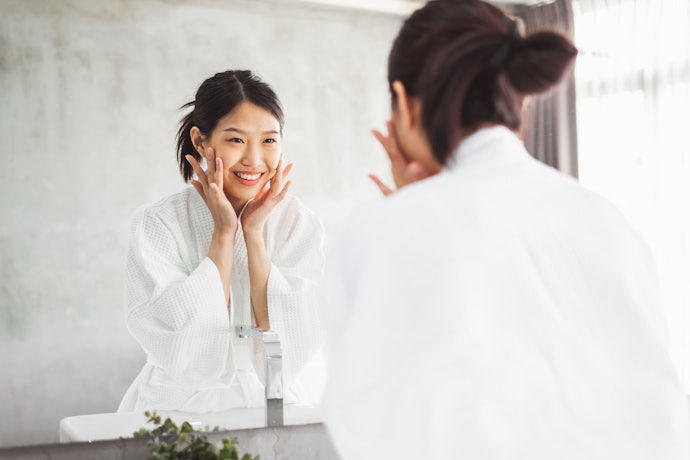 Bila kulit Anda sensitif serta berjerawat, lakukan double cleansing dan utamakan milk cleanser yang mengandung oil-control dan anti-inflamasi