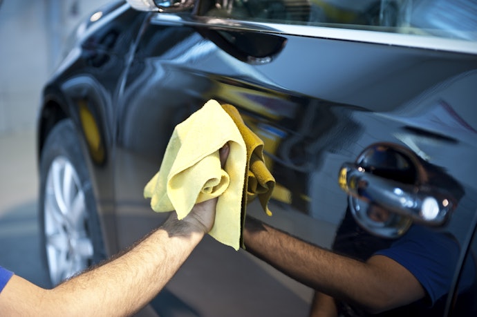 Utamakan bahan yang halus untuk bodi dan kaca mobil, misalnya microfiber