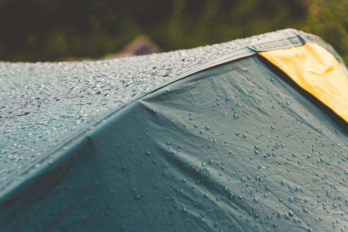 Agar terlindung dari hujan, pilih tenda dengan level waterproof 2.000 mm ke atas
