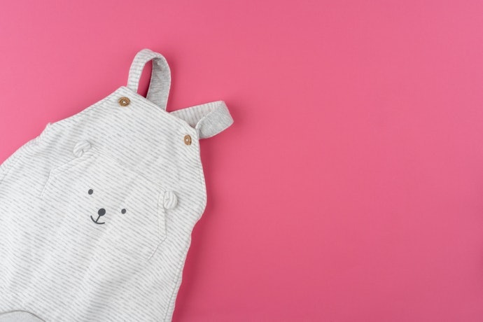 Pilih warna atau motif khas perempuan