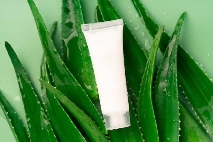 Bila kulit Anda sensitif, pertimbangkan pelembap yang bersifat humektan, seperti Aloe vera, ceramides, glycerin, dan hyaluronic acid; hindari kandungan propylene glycol, lanolin, AHA, dan kandungan lain yang mudah mengiritasi kulit