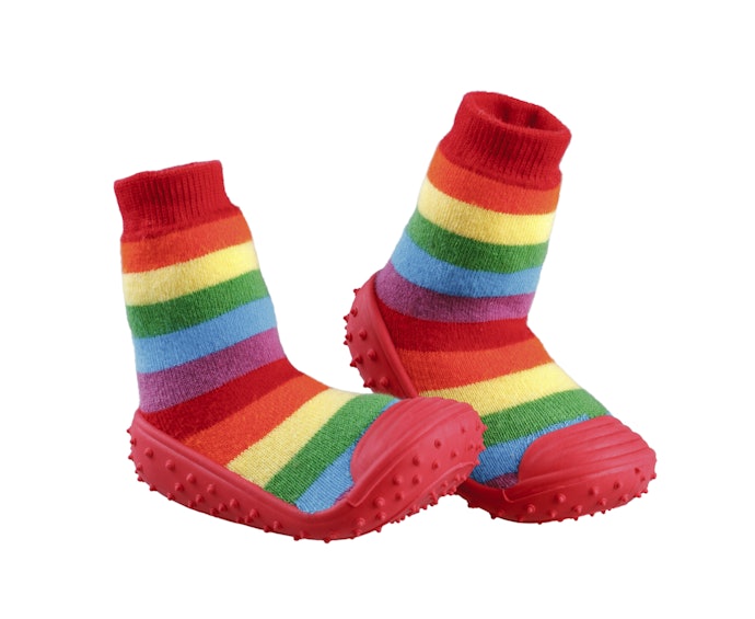 Butuh sepatu bayi yang keren untuk jalan-jalan? Pilih sock booties atau model kaos kaki tinggi
