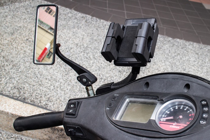 Holder untuk motor bebek dan matic, pilih yang bisa dipasang di spion