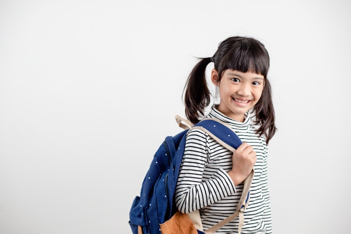 Prioritaskan tas dengan kantong minum atau makan serta dilengkapi bantalan bahu