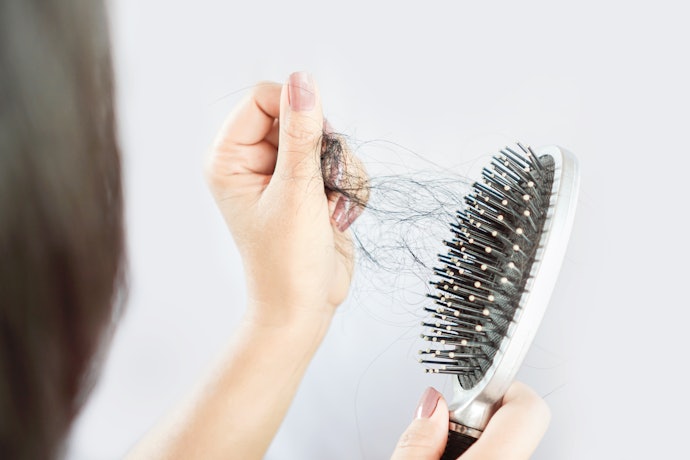 Bagaimana cara mengetahui bahwa rambut mengalami kerontokan?