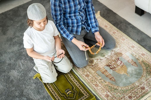 Pilih sajadah besar untuk dewasa dan sajadah kecil untuk anak-anak