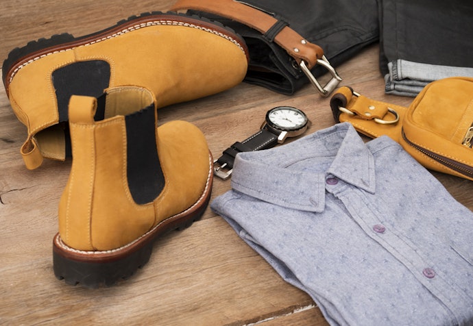 Untuk fashion dan aktivitas ringan, gunakan yang desainnya keren, seperti chelsea boots, sneaker boots, dan desert boots