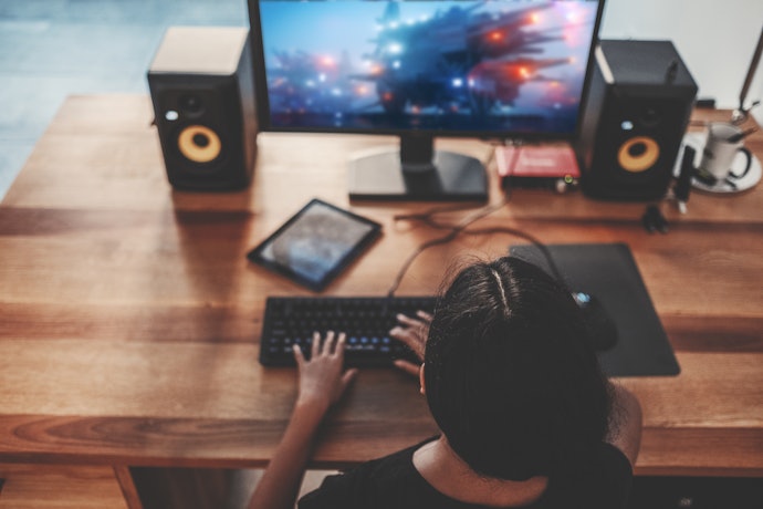 Bila Anda sering main game yang kompetitif, utamakan refresh rate minimal 144 Hz dan response time 1 ms