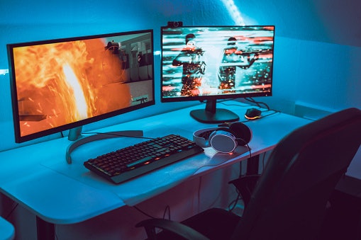 Untuk kebutuhan gaming, pilih monitor dengan refresh rate yang tinggi dan response time yang cepat