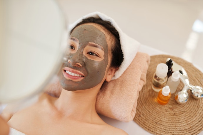 Untuk Anda pemilik kombinasi atau sensitif, pilih clay mask dengan kaolin saja yang lebih gentle