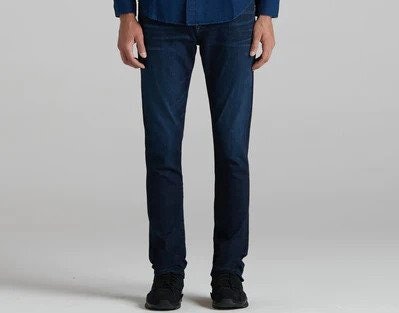 Untuk bisa dipakai di berbagai situasi, pilih potongan regular fit dengan warna bold, seperti hitam dan dark blue indigo