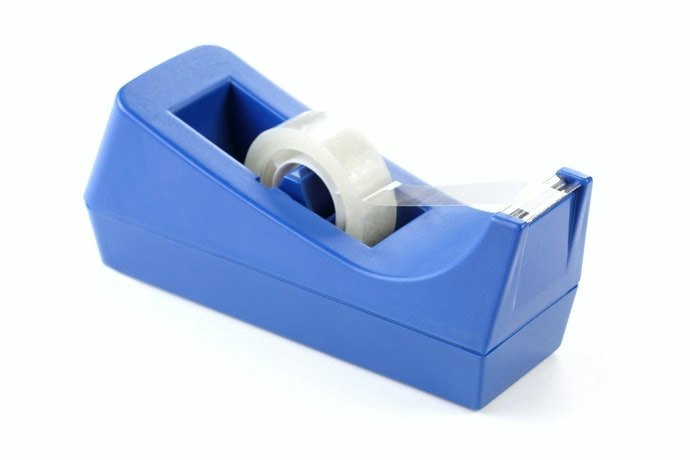 Agar stabil dalam penggunaannya untuk pengemasan barang ukuran kecil, pilih tape dispenser meja dengan pemberat dan fitur antiselip