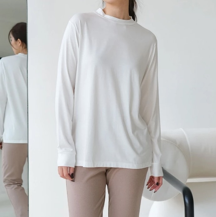 Pilih warna basic yang mudah dikenakan untuk berbagai kebutuhan, seperti hitam, putih, dan abu-abu