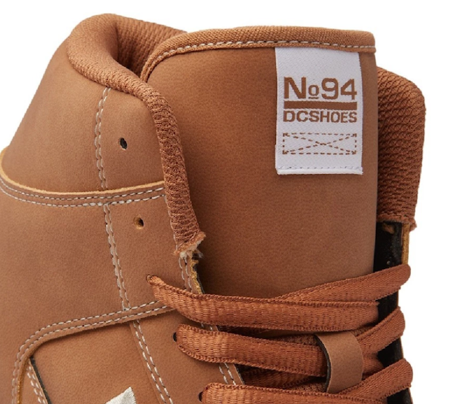 Perhatikan pula bahan upper sepatu DC