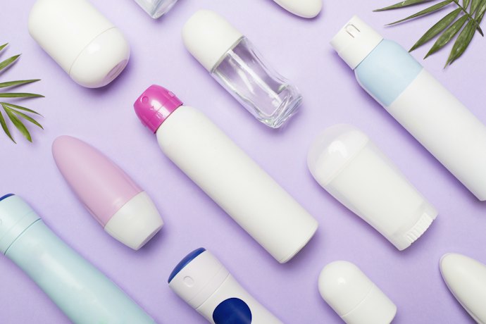 Agar praktis digunakan, pertimbangkan tipe stick, spray, atau lotion yang cepat kering
