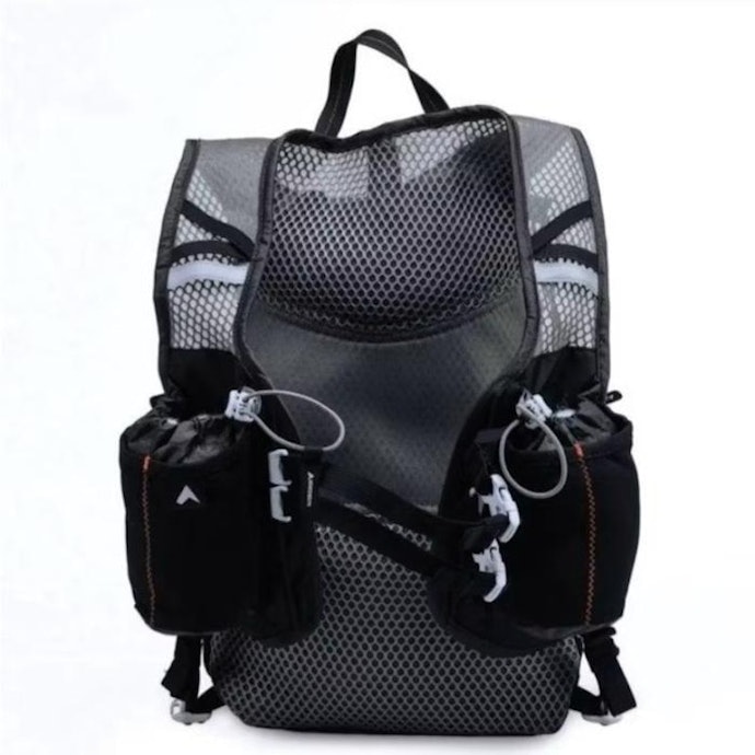 Pilih bahan tas trail running yang ringan dan tahan aus, seperti nylon, poliester, dan cordura