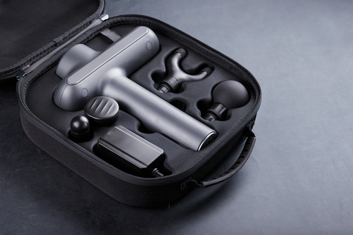 Temukan massage gun yang dilengkapi tas penyimpanan jika Anda ingin mudah membawanya