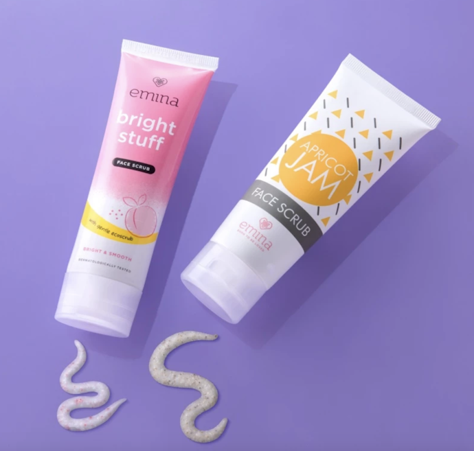 Untuk mengangkat sel kulit mati, gunakan sabun cuci muka dengan kandungan scrub 1-2 kali seminggu