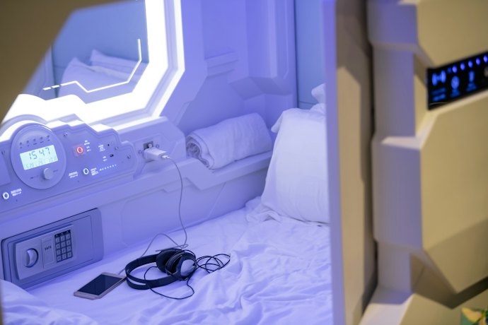 Pertimbangkan hotel kapsul untuk solo travellers atau backpackers