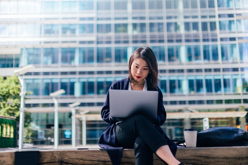 Office look, tampil formal dengan blouse atau blazer